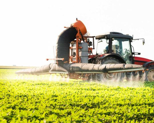 tractor aplicando herbicida